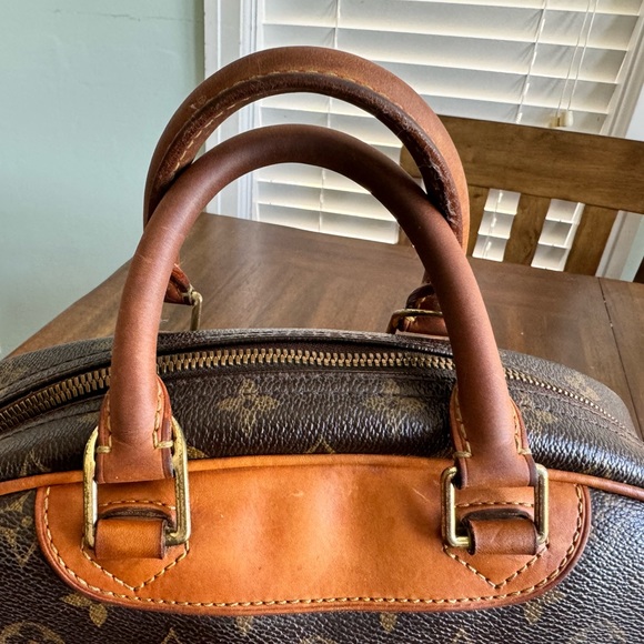 2 Hour SALE!!! Vintage Louis Vuitton Trouville handbag - Picture 3 of 16